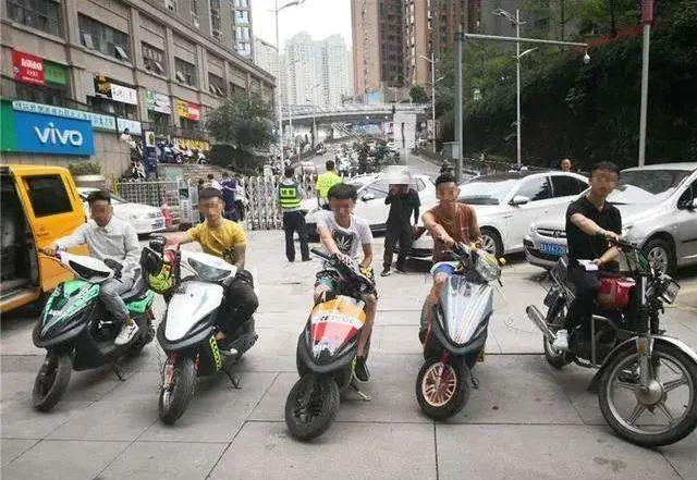 贵州贵阳交警严打飙车“炸街”党