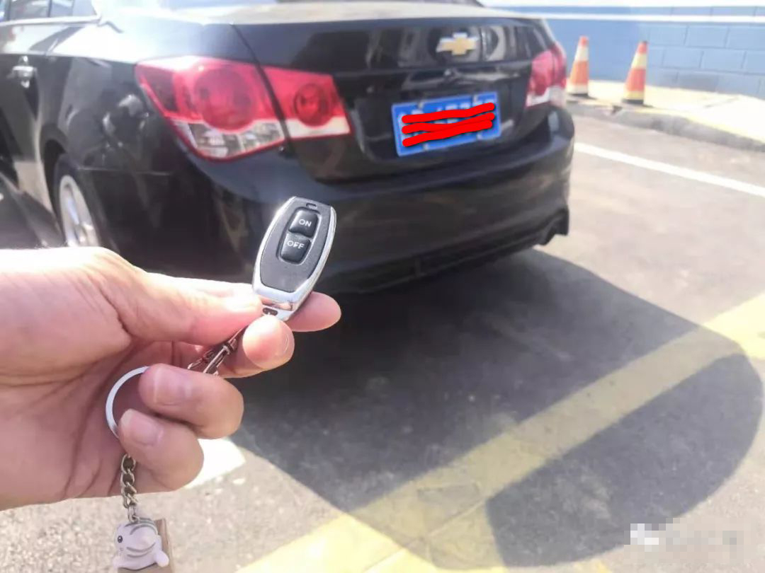 逮住了！胶州警方今天查获一辆“炸街车”，缴获炸街神器！